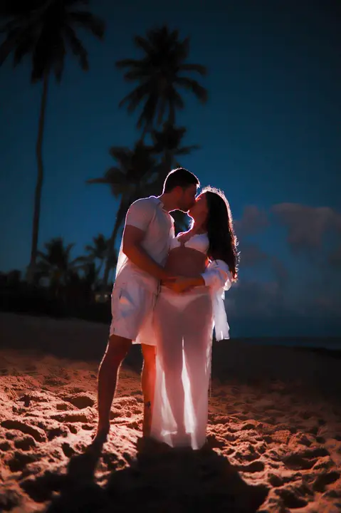 Fotografias encantadoras em Praia do Forte-Ba capturam a felicidade e a expectativa do casal enquanto aguardam a chegada de seu bebê.'