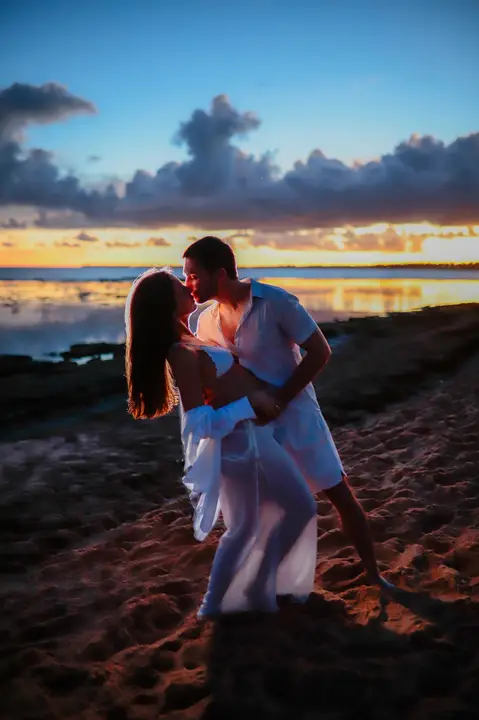 Fotografias encantadoras em Praia do Forte-Ba capturam a felicidade e a expectativa do casal enquanto aguardam a chegada de seu bebê.'