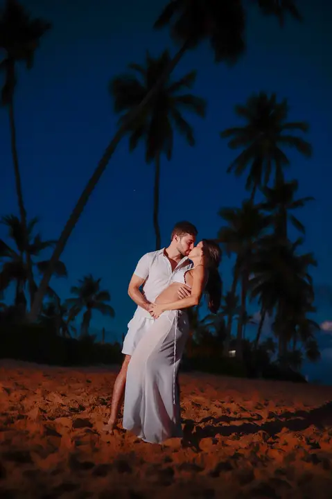 Fotografias encantadoras em Praia do Forte-Ba capturam a felicidade e a expectativa do casal enquanto aguardam a chegada de seu bebê.'
