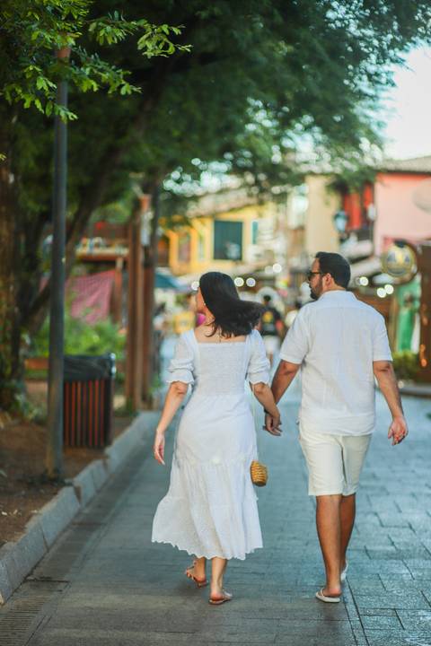 Momento mágico: Diogo surpreende Fernanda com um pedido de casamento ao pôr do sol em Praia do Forte. Amor e emoção capturados em cada clique.'