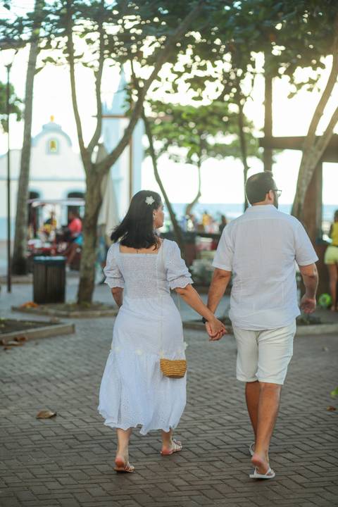 Momento mágico: Diogo surpreende Fernanda com um pedido de casamento ao pôr do sol em Praia do Forte. Amor e emoção capturados em cada clique.'