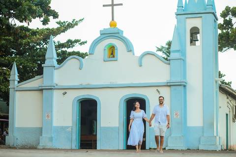 Momento mágico: Diogo surpreende Fernanda com um pedido de casamento ao pôr do sol em Praia do Forte. Amor e emoção capturados em cada clique.'