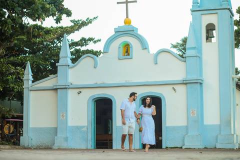 Momento mágico: Diogo surpreende Fernanda com um pedido de casamento ao pôr do sol em Praia do Forte. Amor e emoção capturados em cada clique.'