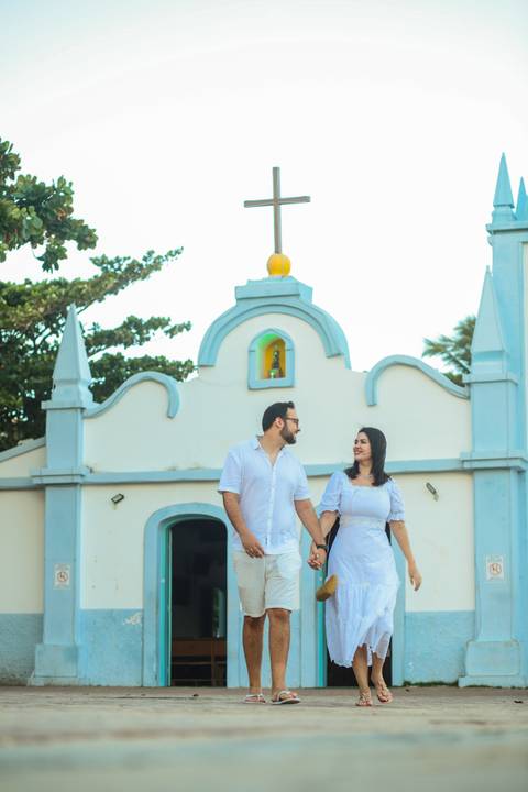 Momento mágico: Diogo surpreende Fernanda com um pedido de casamento ao pôr do sol em Praia do Forte. Amor e emoção capturados em cada clique.'