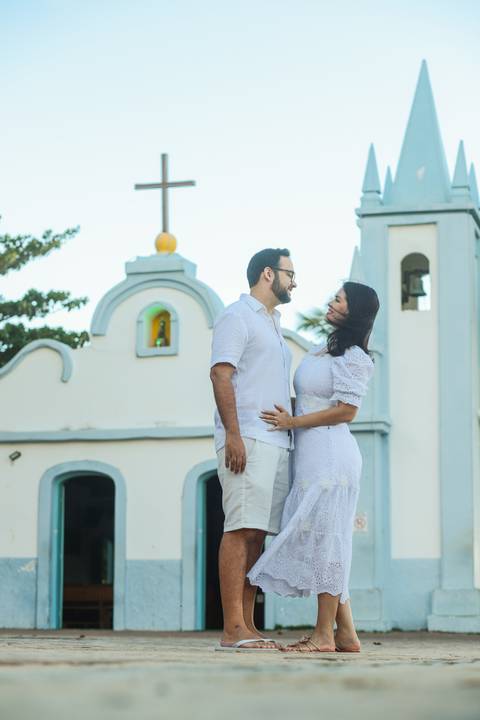 Momento mágico: Diogo surpreende Fernanda com um pedido de casamento ao pôr do sol em Praia do Forte. Amor e emoção capturados em cada clique.'