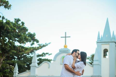 Momento mágico: Diogo surpreende Fernanda com um pedido de casamento ao pôr do sol em Praia do Forte. Amor e emoção capturados em cada clique.'