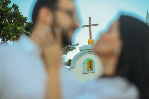 Momento mágico: Diogo surpreende Fernanda com um pedido de casamento ao pôr do sol em Praia do Forte. Amor e emoção capturados em cada clique.'