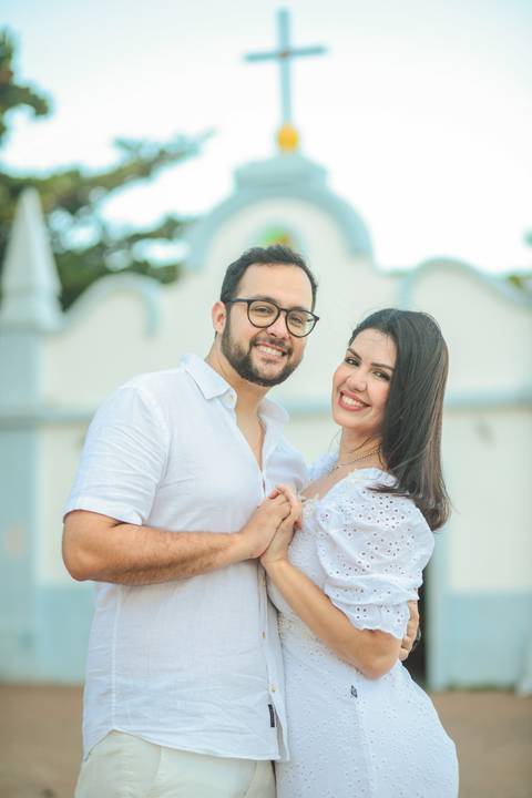 Momento mágico: Diogo surpreende Fernanda com um pedido de casamento ao pôr do sol em Praia do Forte. Amor e emoção capturados em cada clique.'