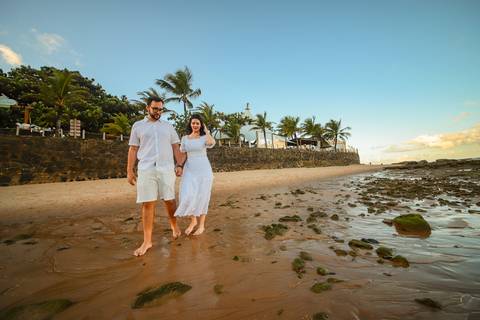 Pedido de casamento inesquecível: Veja como Diogo planejou o momento perfeito para surpreender sua amada Fernanda em Praia do Forte-Ba. Foto da Hora Waldyr Lantyer'