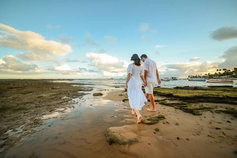 Pedido de casamento inesquecível: Veja como Diogo planejou o momento perfeito para surpreender sua amada Fernanda em Praia do Forte-Ba. Foto da Hora Waldyr Lantyer'