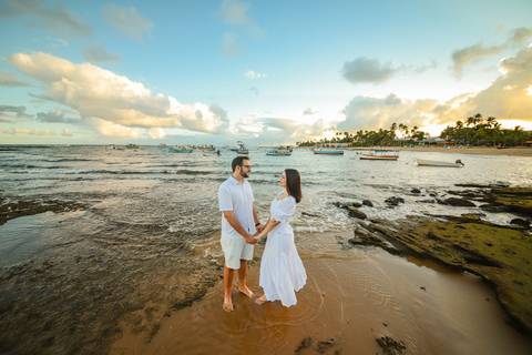 Pedido de casamento inesquecível: Veja como Diogo planejou o momento perfeito para surpreender sua amada Fernanda em Praia do Forte-Ba. Foto da Hora Waldyr Lantyer'