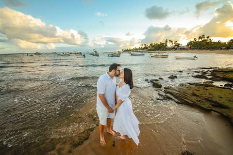 Pedido de casamento inesquecível: Veja como Diogo planejou o momento perfeito para surpreender sua amada Fernanda em Praia do Forte-Ba. Foto da Hora Waldyr Lantyer'