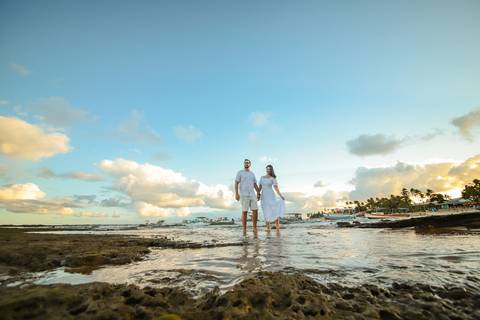 Pedido de casamento inesquecível: Veja como Diogo planejou o momento perfeito para surpreender sua amada Fernanda em Praia do Forte-Ba. Foto da Hora Waldyr Lantyer'