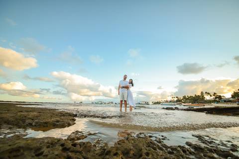 Pedido de casamento inesquecível: Veja como Diogo planejou o momento perfeito para surpreender sua amada Fernanda em Praia do Forte-Ba. Foto da Hora Waldyr Lantyer'