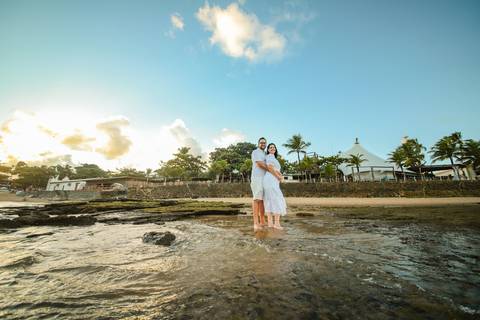 Pedido de casamento inesquecível: Veja como Diogo planejou o momento perfeito para surpreender sua amada Fernanda em Praia do Forte-Ba. Foto da Hora Waldyr Lantyer'