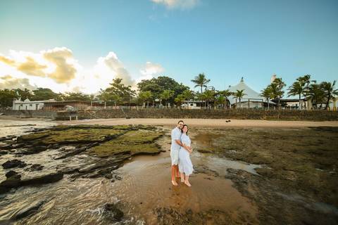 Pedido de casamento inesquecível: Veja como Diogo planejou o momento perfeito para surpreender sua amada Fernanda em Praia do Forte-Ba. Foto da Hora Waldyr Lantyer'