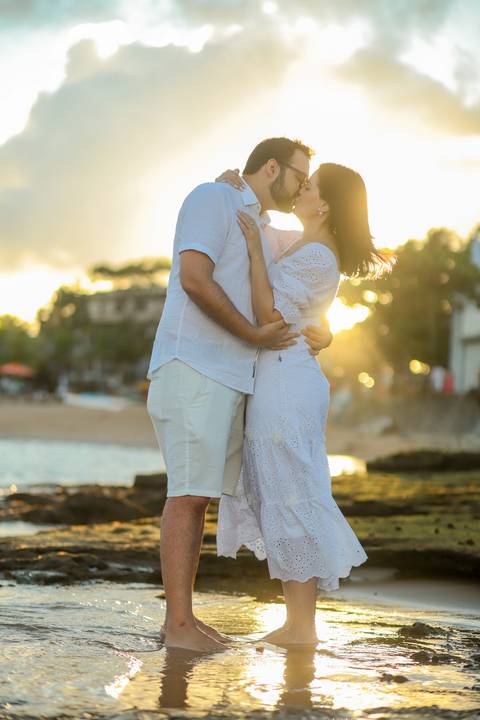 Pôr do sol e amor: Registro emocionante do pedido de casamento de Diogo e Fernanda. Inspire-se com essa história de amor verdadeira. Praia do Forte Ba - Foto da hora por Waldyr Lantyer'
