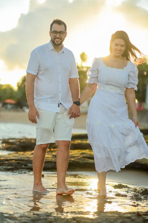 Pôr do sol e amor: Registro emocionante do pedido de casamento de Diogo e Fernanda. Inspire-se com essa história de amor verdadeira. Praia do Forte Ba - Foto da hora por Waldyr Lantyer'