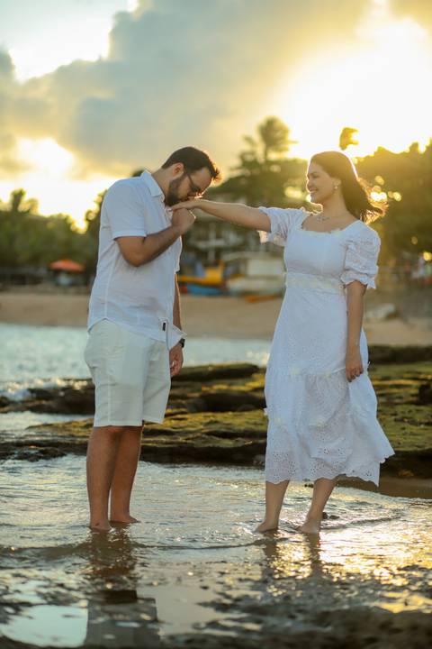 Pôr do sol e amor: Registro emocionante do pedido de casamento de Diogo e Fernanda. Inspire-se com essa história de amor verdadeira. Praia do Forte Ba - Foto da hora por Waldyr Lantyer'