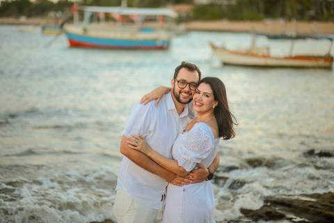 Pôr do sol e amor: Registro emocionante do pedido de casamento de Diogo e Fernanda. Inspire-se com essa história de amor verdadeira. Praia do Forte Ba - Foto da hora por Waldyr Lantyer'