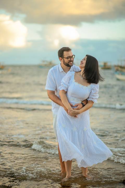 Pôr do sol e amor: Registro emocionante do pedido de casamento de Diogo e Fernanda. Inspire-se com essa história de amor verdadeira. Praia do Forte Ba - Foto da hora por Waldyr Lantyer'