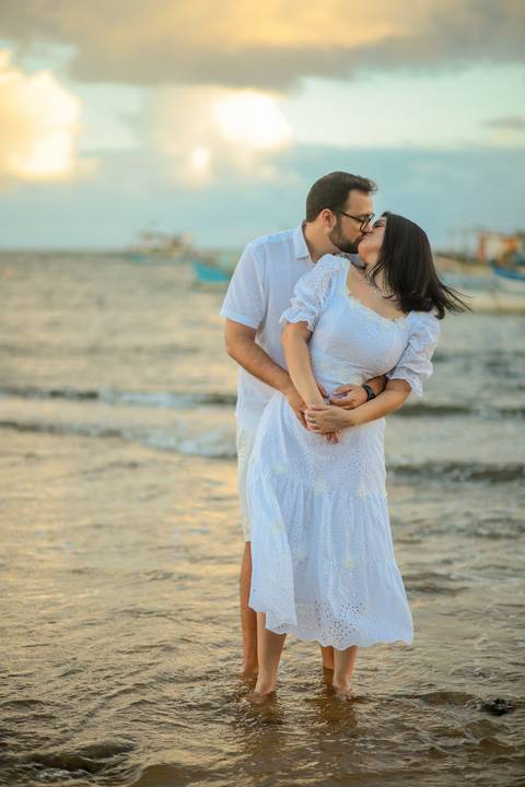 Pôr do sol e amor: Registro emocionante do pedido de casamento de Diogo e Fernanda. Inspire-se com essa história de amor verdadeira. Praia do Forte Ba - Foto da hora por Waldyr Lantyer'