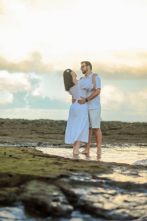 Pôr do sol e amor: Registro emocionante do pedido de casamento de Diogo e Fernanda. Inspire-se com essa história de amor verdadeira. Praia do Forte Ba - Foto da hora por Waldyr Lantyer'