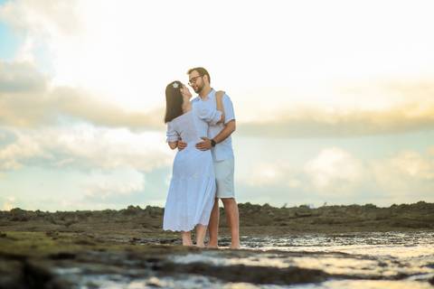 Pôr do sol e amor: Registro emocionante do pedido de casamento de Diogo e Fernanda. Inspire-se com essa história de amor verdadeira. Praia do Forte Ba - Foto da hora por Waldyr Lantyer'