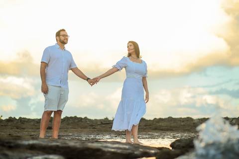 Surpresa em Praia do Forte:-Ba Diogo ajoelha-se para pedir a mão de Fernanda em casamento. Confira os detalhes desse momento especial. Foto da Hora por Waldyr Lantyer'
