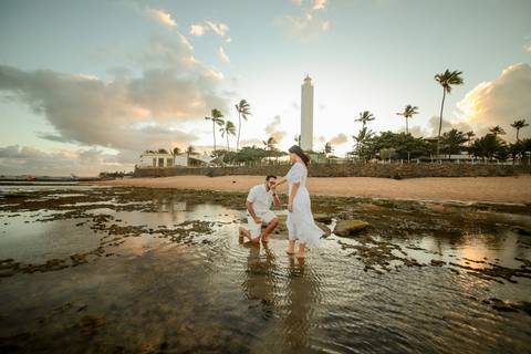 Surpresa em Praia do Forte:-Ba Diogo ajoelha-se para pedir a mão de Fernanda em casamento. Confira os detalhes desse momento especial. Foto da Hora por Waldyr Lantyer'