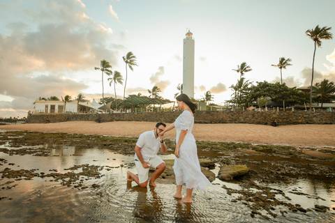 Surpresa em Praia do Forte:-Ba Diogo ajoelha-se para pedir a mão de Fernanda em casamento. Confira os detalhes desse momento especial. Foto da Hora por Waldyr Lantyer'