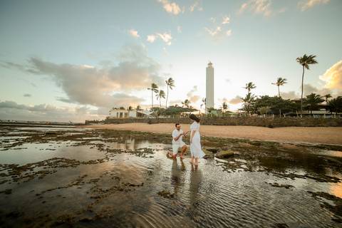 Surpresa em Praia do Forte:-Ba Diogo ajoelha-se para pedir a mão de Fernanda em casamento. Confira os detalhes desse momento especial. Foto da Hora por Waldyr Lantyer'