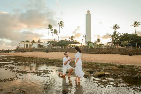 Surpresa em Praia do Forte:-Ba Diogo ajoelha-se para pedir a mão de Fernanda em casamento. Confira os detalhes desse momento especial. Foto da Hora por Waldyr Lantyer'