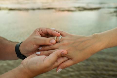 Surpresa em Praia do Forte:-Ba Diogo ajoelha-se para pedir a mão de Fernanda em casamento. Confira os detalhes desse momento especial. Foto da Hora por Waldyr Lantyer'