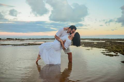 Romance na Bahia: Pedido de casamento surpresa de Diogo para Fernanda em um ensaio fotográfico encantador. Emoção e amor eternizados. Praia do Forte-Ba, Foto da Hora por Waldyr Lantyer'