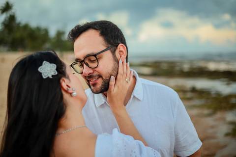Amor à beira-mar: Diogo pede Fernanda em casamento em um cenário deslumbrante. Fotos que capturam a magia do momento. Praia do Forte-Ba, Foto da Hora por Waldyr Lantyer'