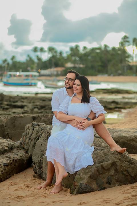 Registro único: Pedido de casamento surpresa de Diogo para Fernanda durante um ensaio de casal. Amor e alegria em cada foto.'