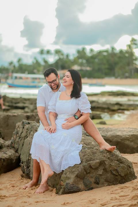 Registro único: Pedido de casamento surpresa de Diogo para Fernanda durante um ensaio de casal. Amor e alegria em cada foto.'