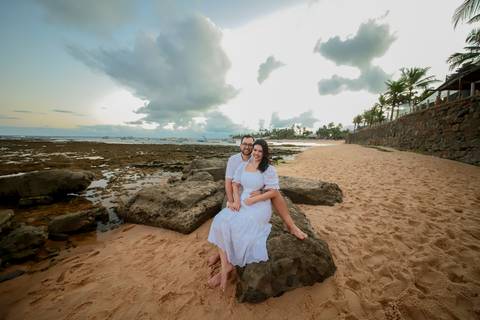 Registro único: Pedido de casamento surpresa de Diogo para Fernanda durante um ensaio de casal. Amor e alegria em cada foto.'