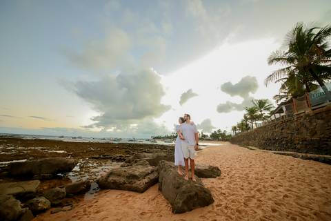 Registro único: Pedido de casamento surpresa de Diogo para Fernanda durante um ensaio de casal. Amor e alegria em cada foto.'
