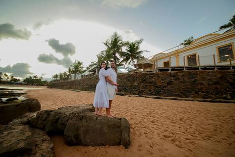 Registro único: Pedido de casamento surpresa de Diogo para Fernanda durante um ensaio de casal. Amor e alegria em cada foto.'