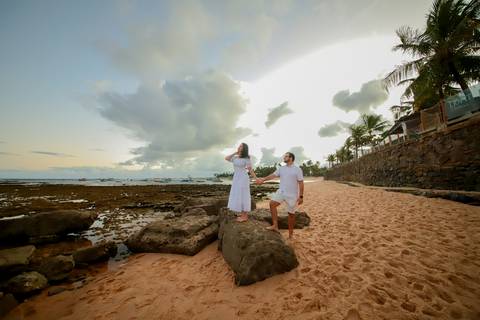 Praia do Forte como cenário: Diogo planeja e executa o pedido de casamento perfeito para Fernanda. Momentos de pura felicidade capturados.'