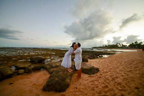 Praia do Forte como cenário: Diogo planeja e executa o pedido de casamento perfeito para Fernanda. Momentos de pura felicidade capturados.'