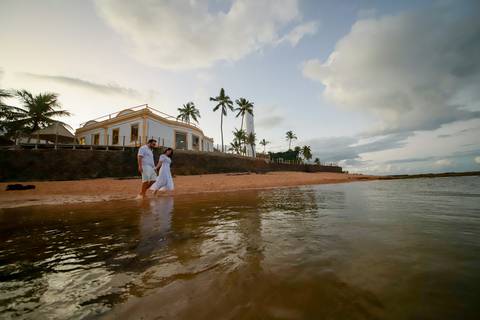 Praia do Forte como cenário: Diogo planeja e executa o pedido de casamento perfeito para Fernanda. Momentos de pura felicidade capturados.'