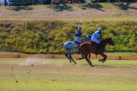 Polo, o esporte equestre que combina velocidade e estratégia. Confira as fotos das emocionantes partidas do V Torneio Polomar no Polo Club, Praia do Forte.'