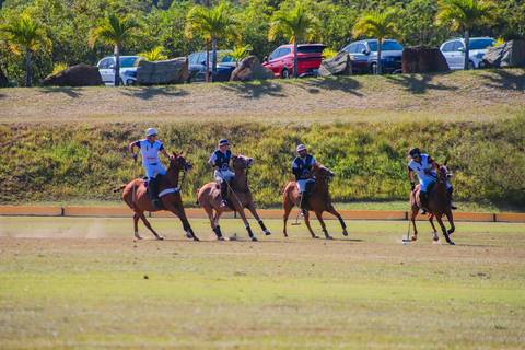 Polo, o esporte equestre que combina velocidade e estratégia. Confira as fotos das emocionantes partidas do V Torneio Polomar no Polo Club, Praia do Forte.'
