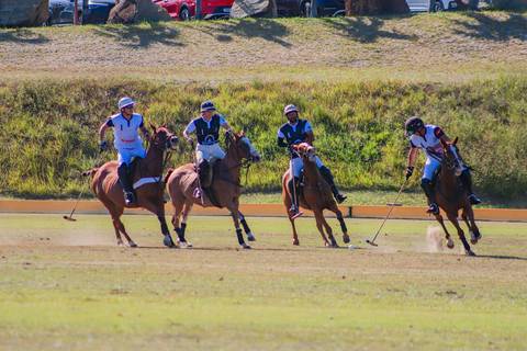 Polo, o esporte equestre que combina velocidade e estratégia. Confira as fotos das emocionantes partidas do V Torneio Polomar no Polo Club, Praia do Forte.'