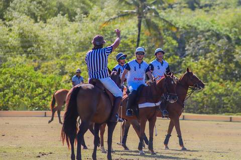 Polo, o esporte equestre que combina velocidade e estratégia. Confira as fotos das emocionantes partidas do V Torneio Polomar no Polo Club, Praia do Forte.'