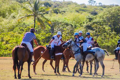 Polo, o esporte equestre que combina velocidade e estratégia. Confira as fotos das emocionantes partidas do V Torneio Polomar no Polo Club, Praia do Forte.'