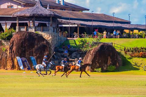 Polo, o esporte equestre que combina velocidade e estratégia. Confira as fotos das emocionantes partidas do V Torneio Polomar no Polo Club, Praia do Forte.'